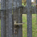 Eingangstor zum Gelände der ehemaligen Unterkunft. Foto: Jadwiga Henkel, 12. April 2022