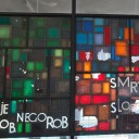 Glaswand im Foyer des Historischen Museums von Bosnien und Herzegowina. / Glass wall in the foyer of the History Museum of Bosnia and Herzegovina in Sarajevo. Photo: Jens Schley, 2019