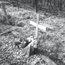 Provisorisches Holzkreuz als erstes Gedenkzeichen für die verstorbenen Speziallager-Insassen auf dem Gräberfeld I am Nordhang des Ettersberges bei Weimar, 31. März 1990. Foto: Joachim Siegert, Weimar