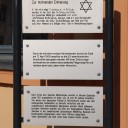 Gedenktafel-Ensemble am Rathaus von Reichenbach/Vogtland, November 2019. Foto: Gedenkstätte Buchenwald 