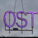 Der Schriftzug "OST" auf dem Dach der Volksbühne in Berlin, am 24.06.2017 während der letzten Vorstellung von "Die Brüder Karamasow" entfernt. Bildrechte: picture-alliance/dpa