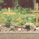 Individueller Trauerplatz für die Verstorbenen des Speziallagers Nr. 2 in Buchenwald, September 1990. Das erste Erinnerungszeichen war ein schlichtes Holzkreuz (zweites Kreuz von links). Gedenkstätte Buchenwald, Fotograf: Lothar Vollbrecht.