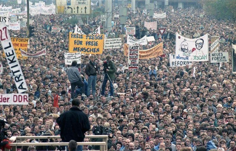 Demonstration am 04. November 1989 in Berlin. Foto: Bernd Settnik, Bundesarchiv