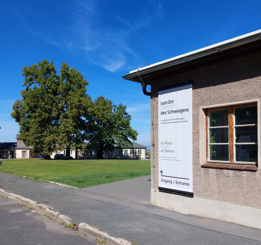 Die neue Speziallager-Ausstellung „(K)ein Ort des Schweigens – (No) Place of Silence“ wird ab 20. September 2025 in der Verwaltungsbaracke auf dem Gelände der Gedenkstätte Buchenwald gezeigt. Gedenkstätte Buchenwald, Foto: Rene Emmendörffer.
