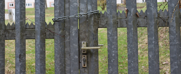 Eingangstor zum Gelände der ehemaligen Unterkunft. Foto: Jadwiga Henkel, 12. April 2022