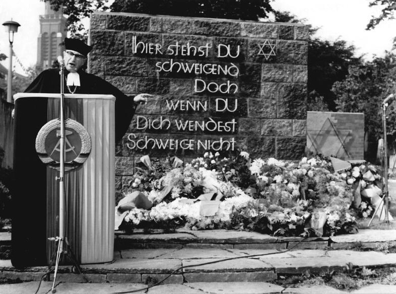 Ansprache des Landesrabbiners Dr. Martin Riesenburger während der Einweihungsfeierlichkeiten einer Mahn- und Gedenkstätte auf dem jüdischen Friedhof in der Schönhauser Allee in Berlin am 3. September 1961. Foto: Irene Eckleben, ADN-Zentralbild
