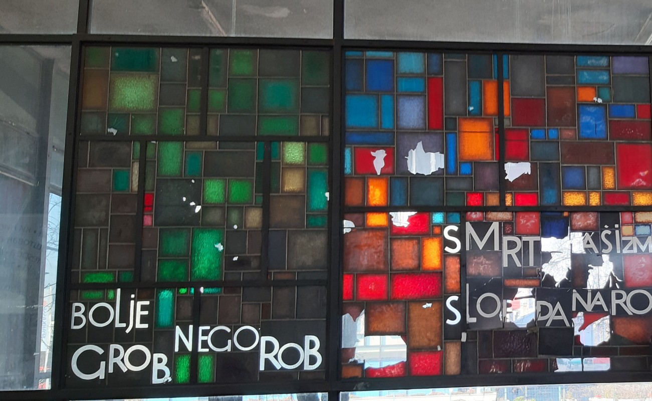 Glaswand im Foyer des Historischen Museums von Bosnien und Herzegowina. / Glass wall in the foyer of the History Museum of Bosnia and Herzegovina in Sarajevo. Photo: Jens Schley, 2019