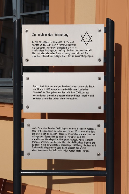 Gedenktafel-Ensemble am Rathaus von Reichenbach/Vogtland, November 2019. Foto: Gedenkstätte Buchenwald