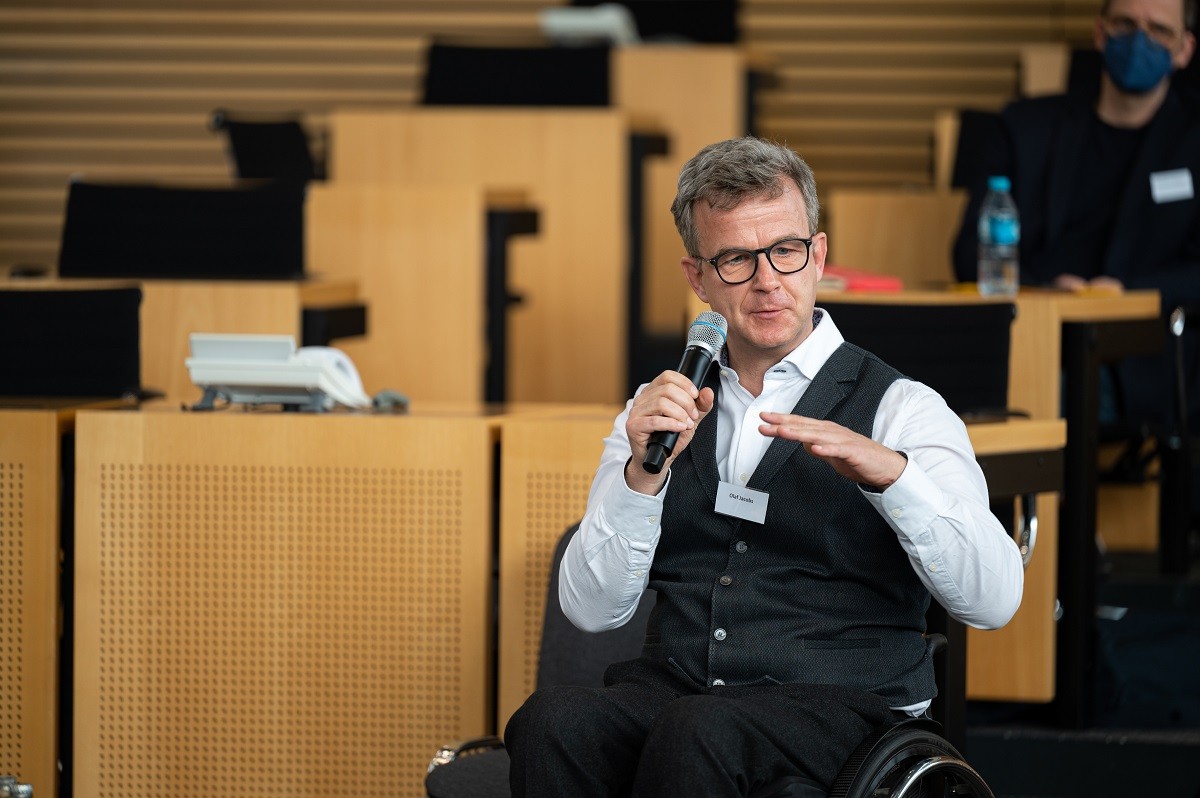 Olaf Jacobs auf dem Podium. Foto: Henry Sowinski