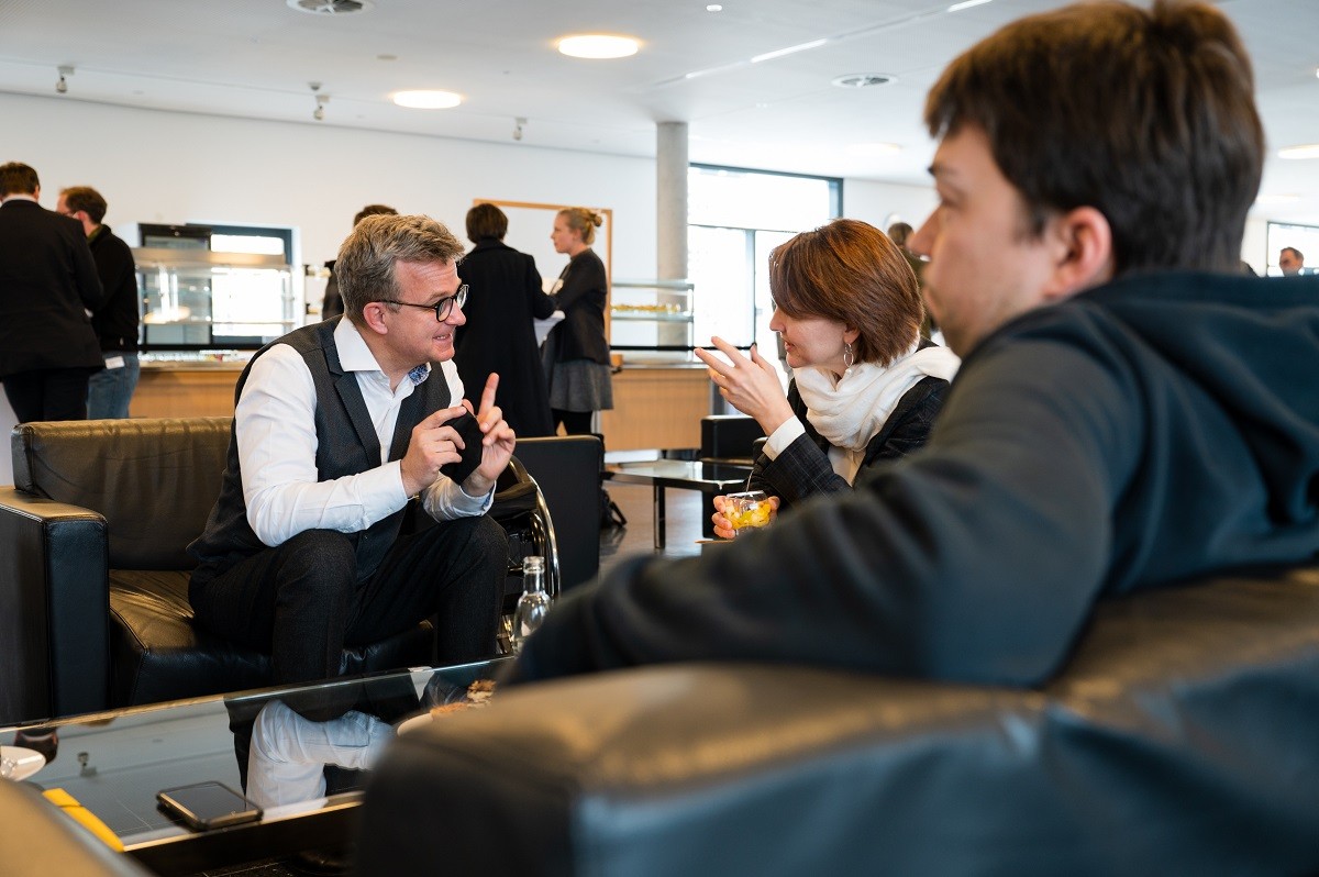 Austausch in der Kaffeepause. Foto: Henry Sowinski