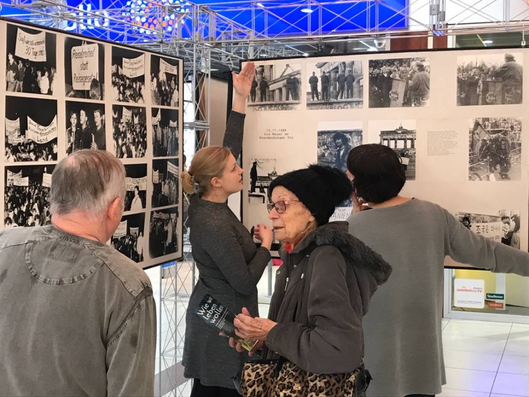 Klaus Bergmann im Gespräch mit Besucherin. Im Hintergrund Annika Neubert (Mitarbeiterin im Projekt) und Anke Heelemann (Künstlerin), Foto: Gero Fedtke