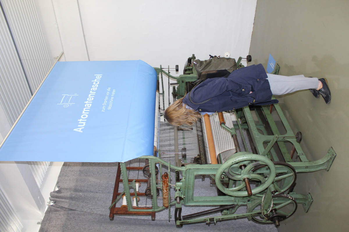 Blick in die Ausstellung (auf Zeit) des GlockenStadtMuseums im Eiermann-Bau, hier eine Automaten-Raschel von 1928, hergestellt in der Apoldaer Wirkmaschinen-Fabrik August Förster.