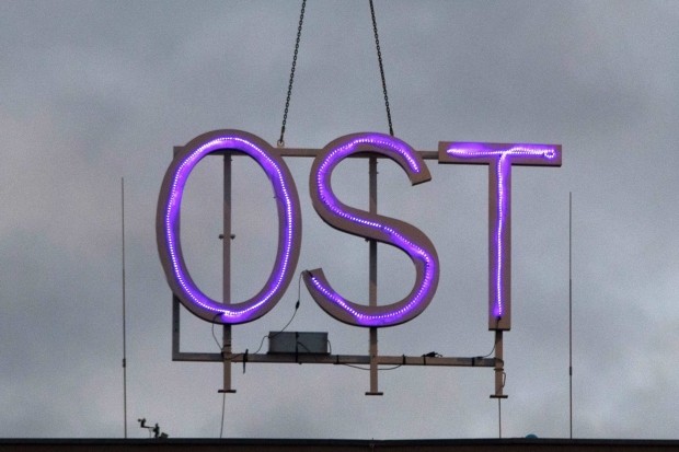 Der Schriftzug "OST" auf dem Dach der Volksbühne in Berlin, am 24.06.2017 während der letzten Vorstellung von "Die Brüder Karamasow" entfernt. Bildrechte: picture-alliance/dpa