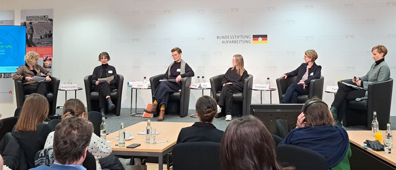 Das Podium zu "Wende-Bilder. Künstlerische Blicke auf die Jahre um 1989", Foto: Janika Schmidt.