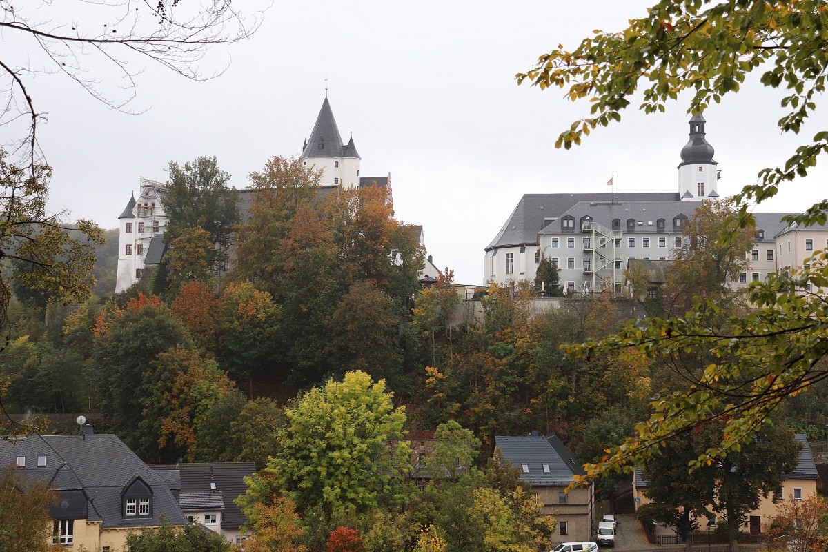 Blick vom Ottenstein zum Schloss Schwarzenberg und zur St.-Georgen-Kirche, Oktober 2020. Foto: Franz Waurig, Sammlung Gedenkstätte Buchenwald