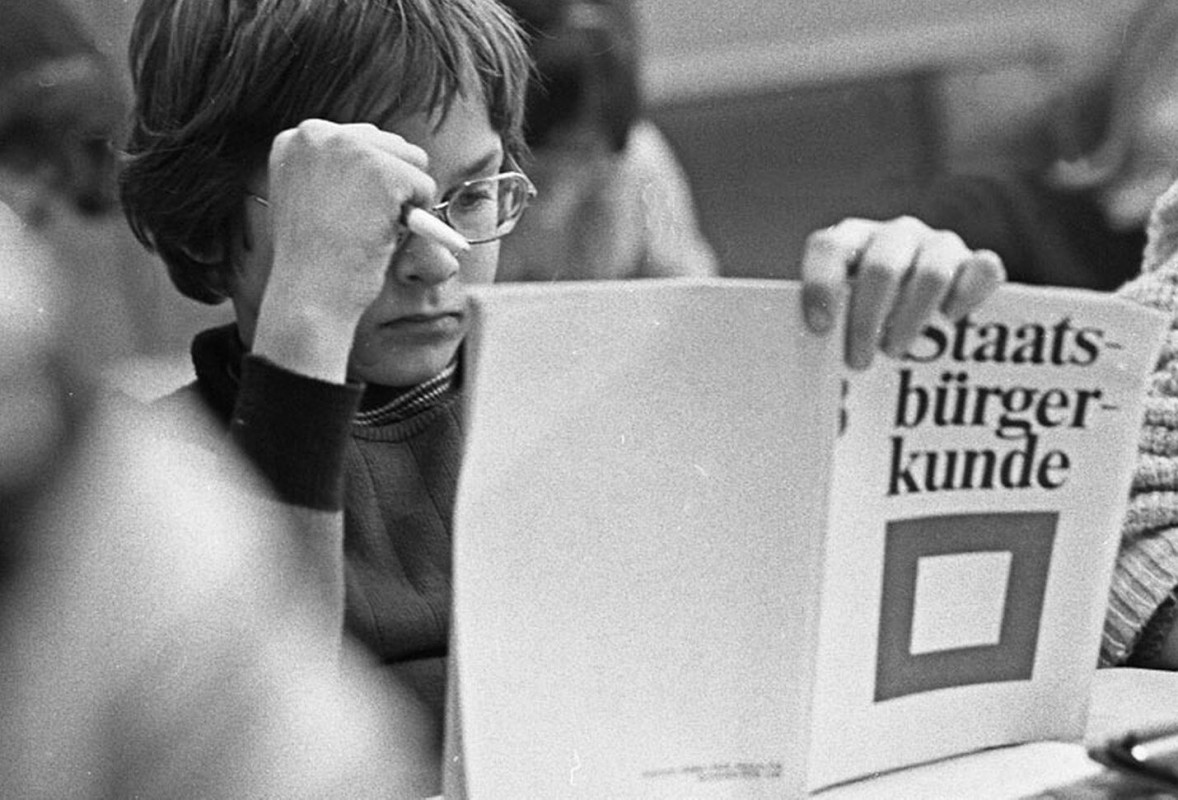 Schüler im Staatsbürgerkundeunterricht der Klasse 8 in den 1970er Jahren.